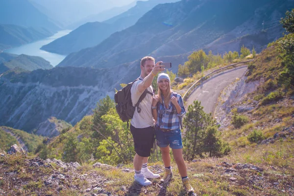 Die Frische Bergluft Atmen Junges Paar Macht Selfie Beim Bergwandern — Stockfoto
