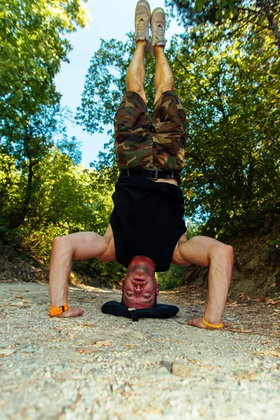 Muscles Guy Exercising While Doing Headstand Forest Trail — Stock Photo, Image