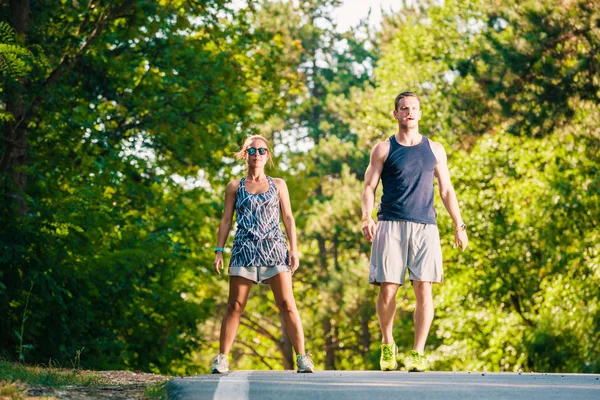 Fitness Gezonde Paar Uitoefenen Weg Buurt Van Het Bos — Stockfoto