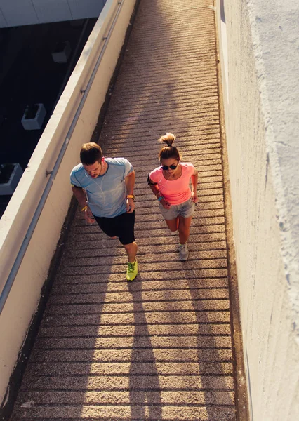 Corredores Entrenamiento Outise Mientras Trota Puesta Del Sol — Foto de Stock