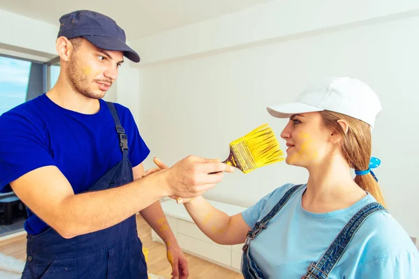 Bonito Homem Brincando Com Pincel Com Sua Namorada Sua Sala — Fotografia de Stock