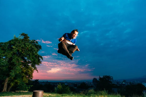 Homme Effectuant Saut Freerunning Dans Parc — Photo