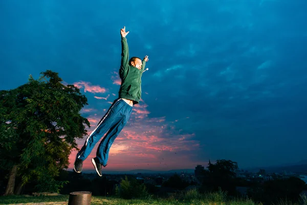 Homem Realizando Salto Freerunning Parque — Fotografia de Stock