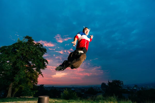 Młody Człowiek Robi Parkour Wieczorem — Zdjęcie stockowe