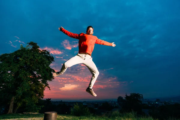 Młody Człowiek Praktykujących Parkour Podczas Skoków Parku — Zdjęcie stockowe