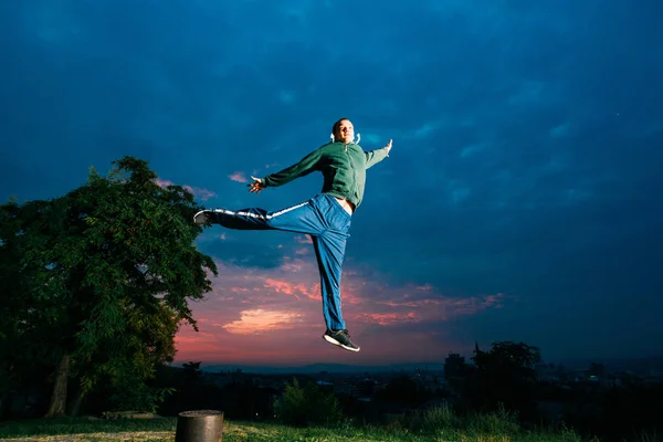 Uomo Che Esegue Salto Freerunning Nel Parco — Foto Stock