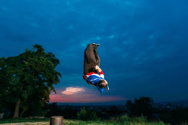 Sportlicher Mann Macht Beim Springen Akrobatische Übungen — Stockfoto