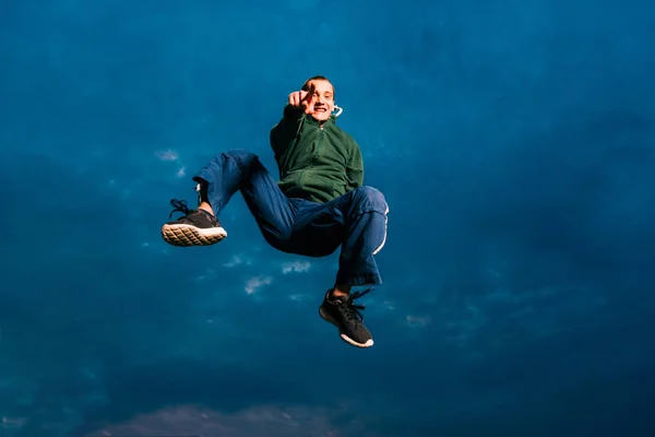 Спортивна Людина Робить Акробатичні Вправи Під Час Стрибків — стокове фото
