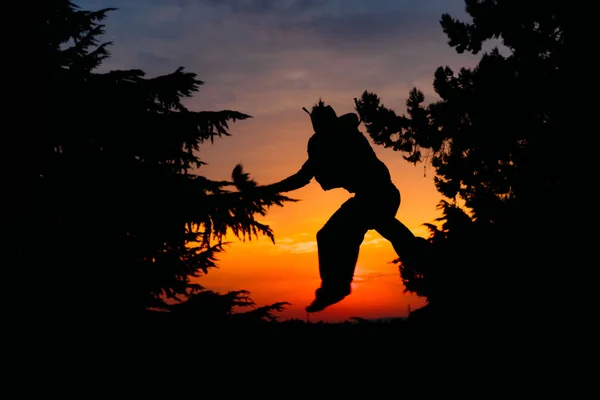 Silhouette Faisant Exercice Parkour Coucher Soleil — Photo