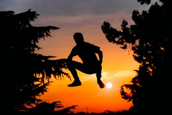 Parkour Ember Míg Ugrás Városi Park Sunset — Stock Fotó