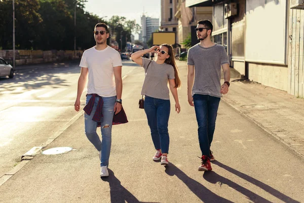 Gruppe Junger Bester Freunde Die Zusammen Auf Der Straße Spazieren — Stockfoto