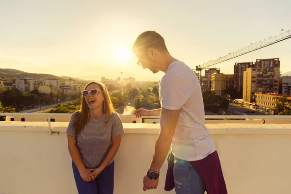 两个成人朋友站在山顶上的阳台上日落 — 图库照片