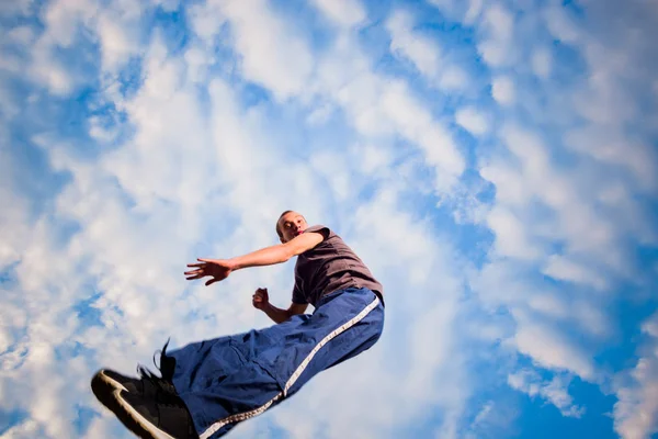 Człowiek Robi Parkour Ćwiczenia Świeżym Powietrzu — Zdjęcie stockowe