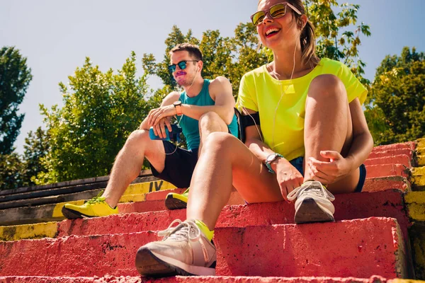 Läufer Machen Pause Und Trinken Wasser Nachdem Sie Draußen Gelaufen — Stockfoto
