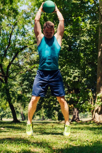 Gesunder Junger Mann Trainiert Mit Medizinball Der Natur — Stockfoto