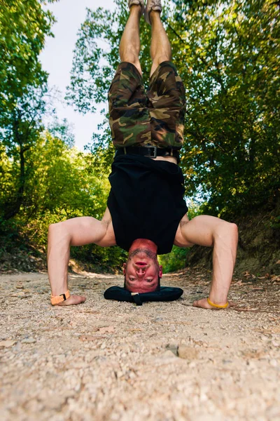 Músculos Chico Ejercitando Mientras Que Hace Headstand Bosque Camino —  Fotos de Stock