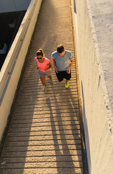 Fitness Casal Formação Juntos Enquanto Jogging Lugar Urbano — Fotografia de Stock