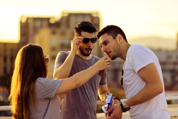 Trois Amis Attrayants Amusent Sur Balcon Coucher Soleil — Photo