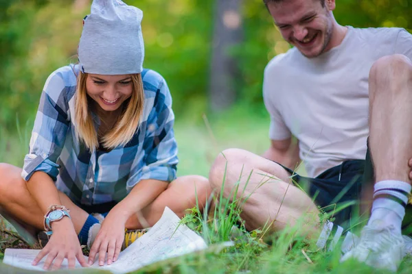 Jeune Couple Reposant Vérifiant Carte Intérieur Forêt Concept Randonnée Montagne — Photo