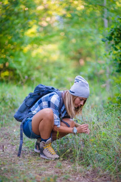 Jonge Vrouw Lopen Alleen Het Bos Concept Van Het Wandelen — Stockfoto