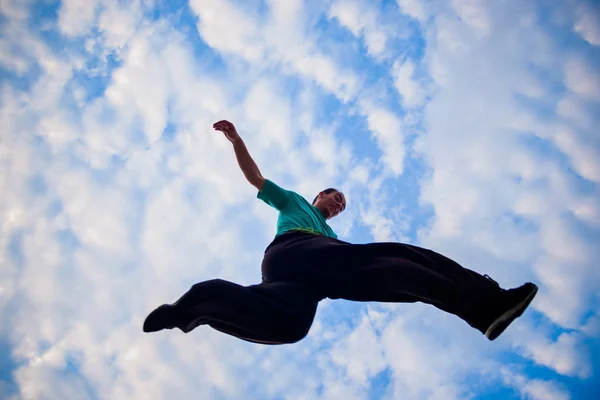 Joven Practicando Ejercicio Parkour Bajo Cielo Azul —  Fotos de Stock