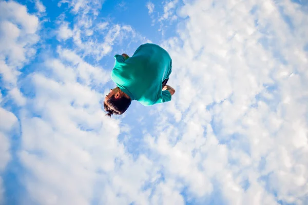 Człowiek Youung Powietrzu Podczas Treningu Parkour — Zdjęcie stockowe