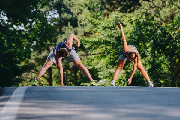运动夫妇在公园附近的道路上运动 — 图库照片