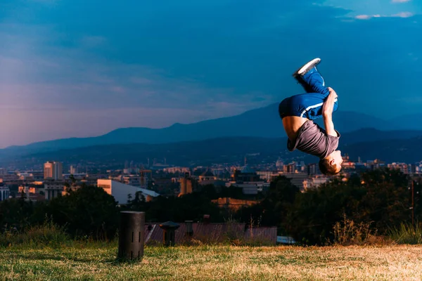 Gratis Löpare Gör Parkour Träning Utomhus Kvällen — Stockfoto