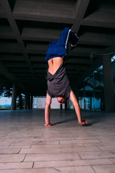 Fitness Guy Make Handstand City Center — Stock Photo, Image