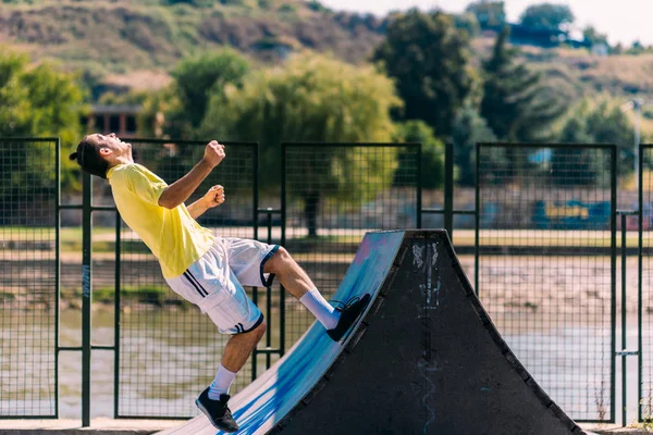 Sportler Trainiert Skatepark Beim Sprung Über Hindernisse — Stockfoto
