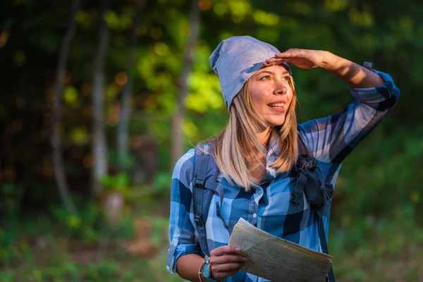 Jonge Vrouw Lopen Alleen Het Bos Met Een Kaart Concept — Stockfoto