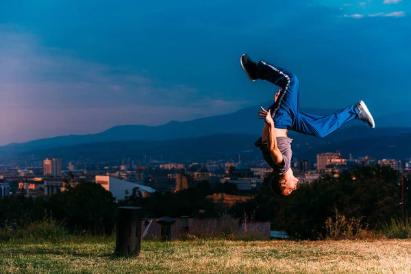 Man Performing Freerunning Jump Park — Stock Photo, Image