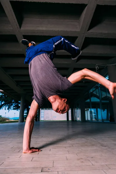 Sportieve Man Doet Handstand Parkour Outdoor — Stockfoto