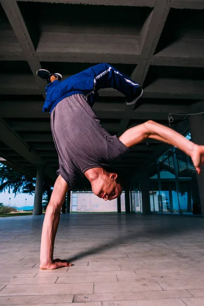 Hombre Deportivo Haciendo Handstand Parkour Aire Libre —  Fotos de Stock