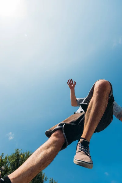Hombre Deportivo Entrenando Parkour Mientras Salta Aire —  Fotos de Stock