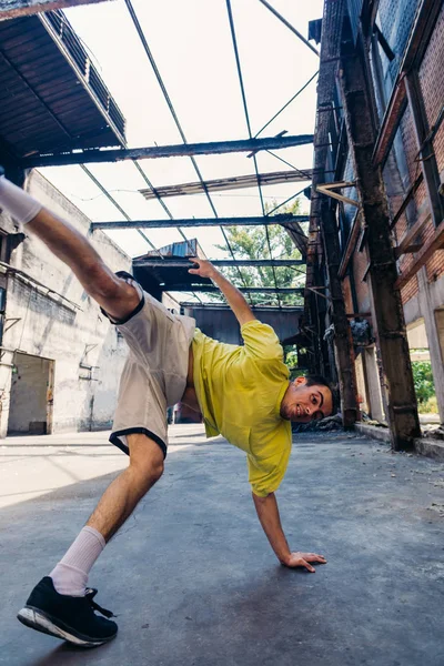 Homem Desportivo Mantém Equilíbrio Chão Com Uma Mão — Fotografia de Stock