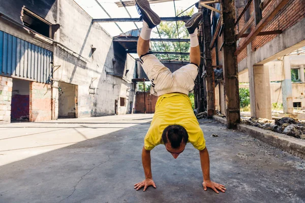 Hombre Parkour Acción Mientras Entrena Fábrica Abandonada — Foto de Stock