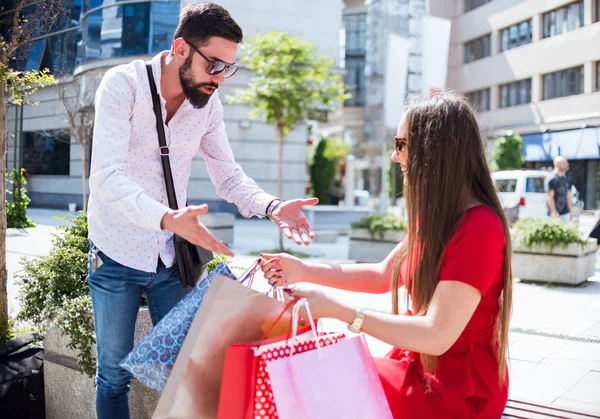 Ψώνια Στην Κάτω Πόλη Υπέροχο Ζευγάρι Που Διασκεδάζει Στους Δρόμους — Φωτογραφία Αρχείου