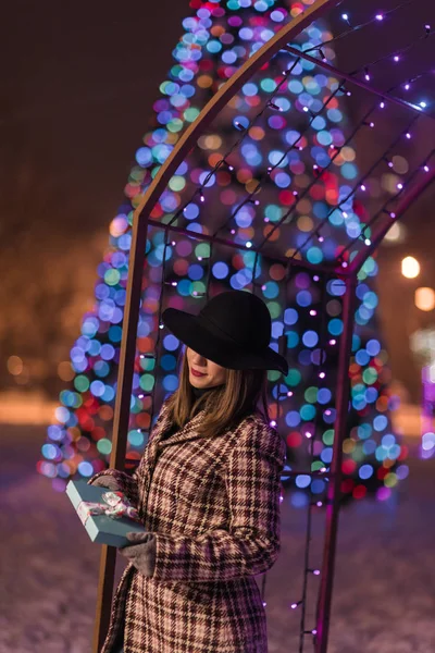 Jeune Fille Tenant Des Cadeaux Pour Noël Seul Dans Parc — Photo