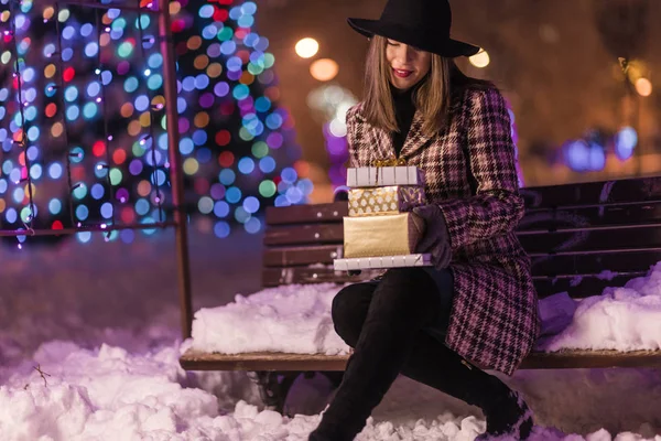 Noel Yalnız Başına Bir Park Bekleyen Için Tutan Genç Kız — Stok fotoğraf