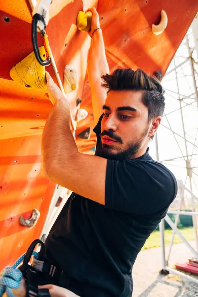 Hombre Con Soga Trepando Sobre Muro Escalada Muy Alto —  Fotos de Stock