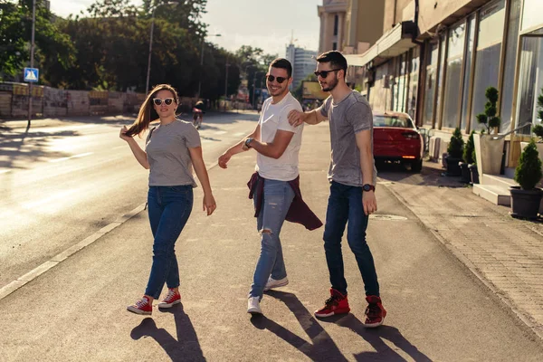 Gruppo Amici Che Divertono All Aperto Estate Centro — Foto Stock