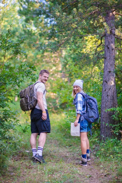 Jong Koppel Wandelen Het Woud Concept Van Het Wandelen Bergen — Stockfoto