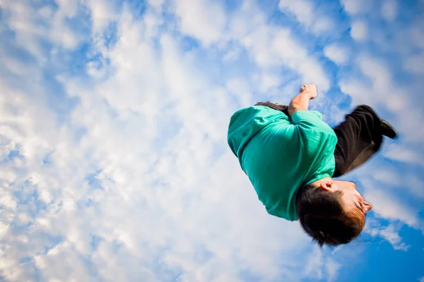Parkour Homem Exercendo Parkour Abaixo Céu Azul — Fotografia de Stock