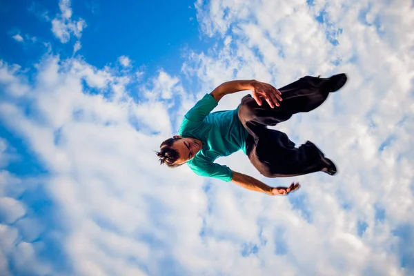 Joven Practicando Ejercicio Parkour Bajo Cielo Azul —  Fotos de Stock