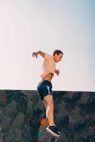 Молодой Человек Прыгает Скейтпарк — стоковое фото
