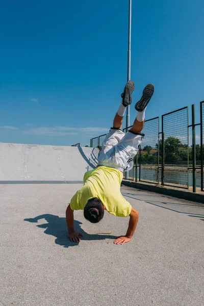 Dorosły Facet Szkolenia Parkour Robiąc Handstand Miejscu Miejski — Zdjęcie stockowe