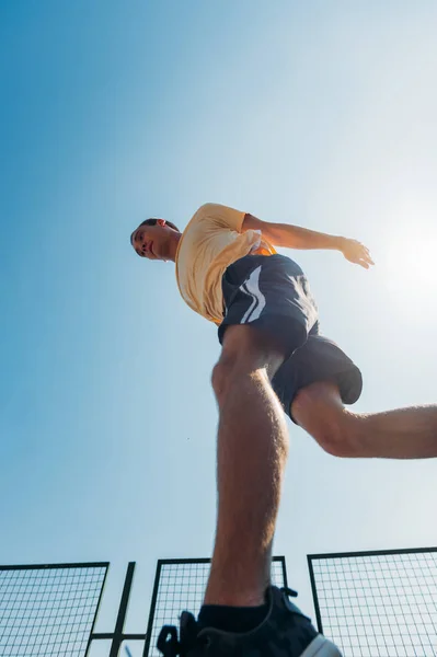 Νεαρός Άνθρωπος Άσκηση Parkour Κάτω Από Γαλάζιο Του Ουρανού — Φωτογραφία Αρχείου