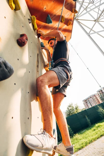 Homem Alpinista Parede Escalada Artificial Bouldering Ginásio — Fotografia de Stock