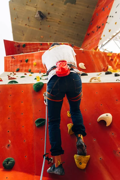 Człowiek Wspinaczka Sztucznej Ścianie Wspinaczkowej Siłowni Bouldering — Zdjęcie stockowe